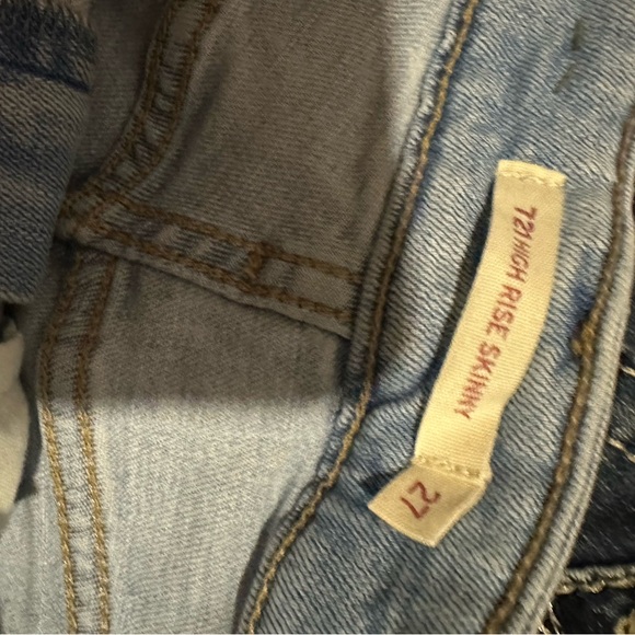 Levi’s High Rise Skinny - Picture 3 of 3
